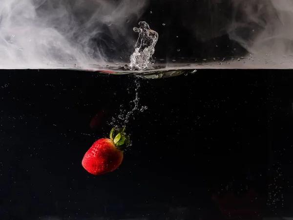 Strawberry Diving Water — Stock Photo, Image