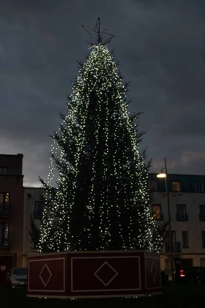 Vánoční Strom Světly Noci — Stock fotografie