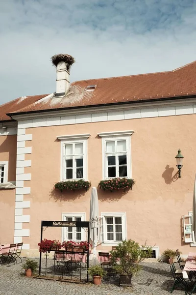 奥地利锈地 一座美丽的老房子映衬着乌云密布的天空 — 图库照片