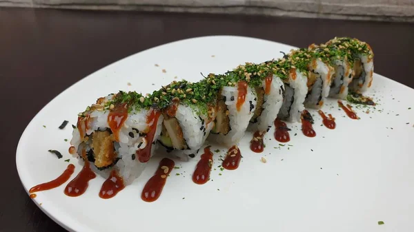 Primo Piano Vassoio Delizioso Sushi Colorato Ristorante Giapponese — Foto Stock