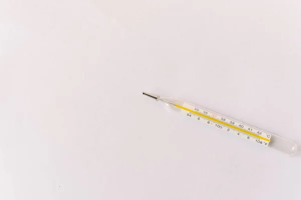 Thermometer Isoliert Auf Weiß Fieberdiagnostik Und Gesundheitskonzept — Stockfoto