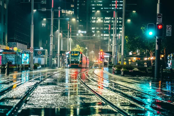 Tram Cruzando Centro George Cbd Sydney Uma Noite Chuvosa — Fotografia de Stock