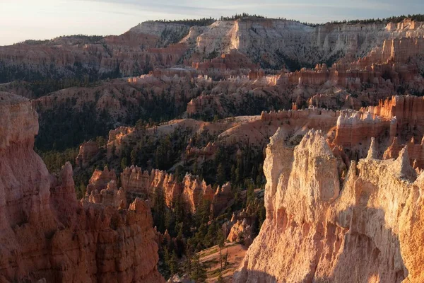 犹他州布莱斯峡谷国家公园美丽的岩层地质景观 — 图库照片