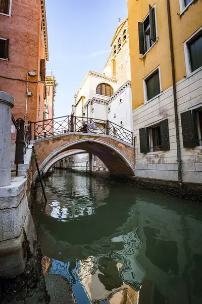 Detailní Pohled Malý Most Uprostřed Budov Nad Kanálem Benátkách — Stock fotografie