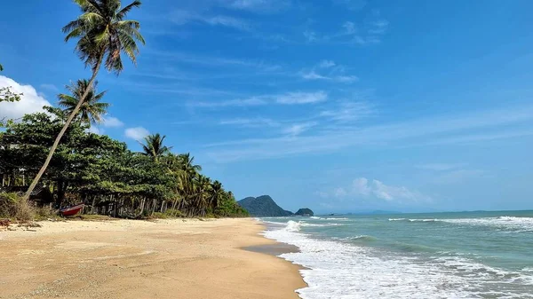 Ein Wunderschöner Tropischer Sandstrand Mit Palmen Und Plätschernden Wellen — Stockfoto