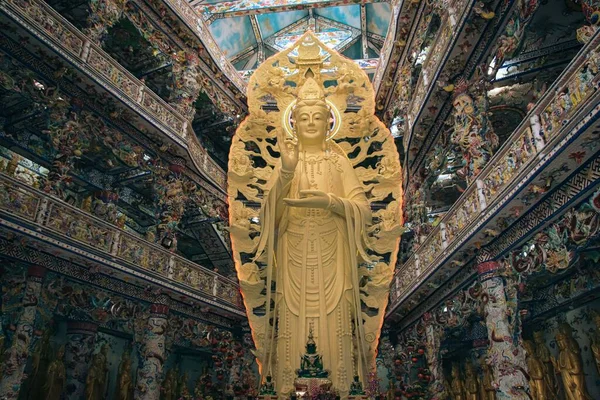 位于越南林宝玉塔神龛内的菩萨阿瓦洛基特拉17米长的雕像 — 图库照片