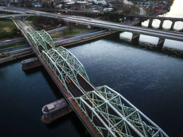 Trenton City New Jersey Gün Doğumunda Nehrin Üzerindeki Asma Köprülerin — Stok fotoğraf