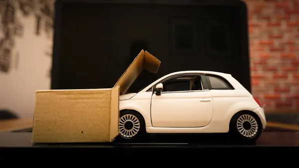 Minyatür Araba Heykelciklerle Çevrimiçi Alışveriş Teslimat Konsepti — Stok fotoğraf