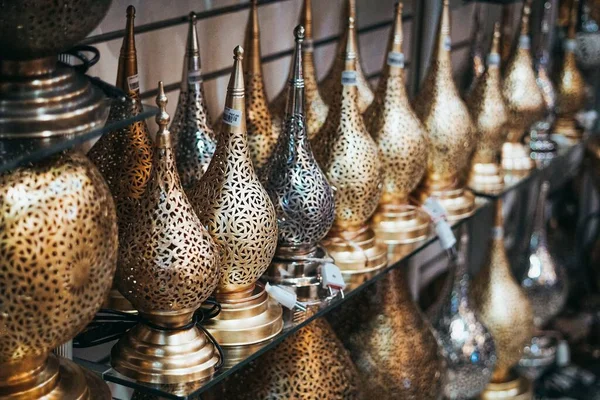 Eine Selektive Fokusaufnahme Traditioneller Lampen Auf Einem Markt Zum Verkauf — Stockfoto