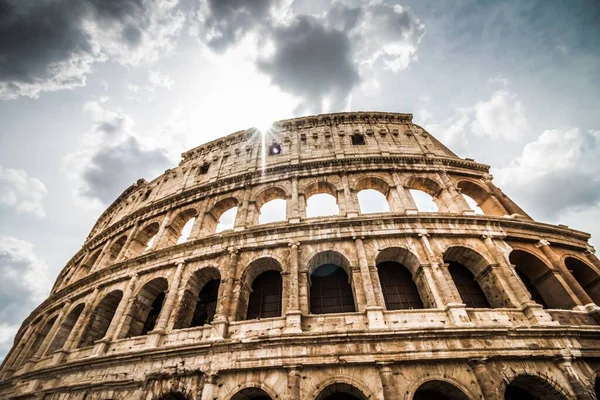 Una Toma Bajo Ángulo Del Coliseo Bajo Cielo Nublado Roma —  Fotos de Stock