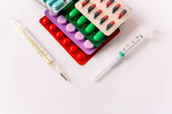 Vários Equipamentos Médicos Termômetro Ampolas Pipeta Drogas Comprimidos Cápsulas Spray — Fotografia de Stock