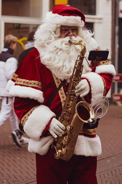 Uma Foto Vertical Papai Noel Tocando Saxofone Nas Ruas Haarlem — Fotografia de Stock