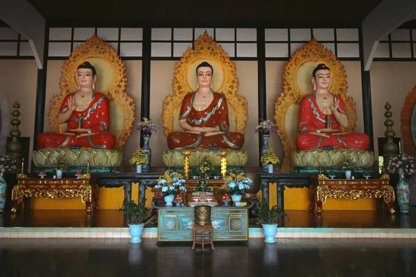 Three Statues Meditating Buddha Altar Linh Pagoda Lat Vietnam — Stock Photo, Image