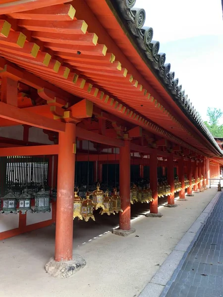 晴れた日には日本の赤い色調の伝統的な神社の垂直ショット — ストック写真