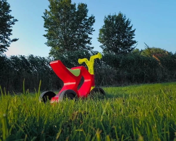 Tiro Ângulo Baixo Brinquedo Triciclo Infantil Uma Grama Verde Parque — Fotografia de Stock