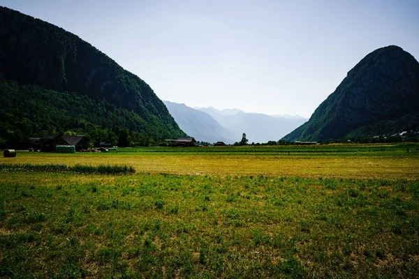 Een Landschap Van Tipisch Landschap Met Groen Veld Tussen Bergen — Stockfoto