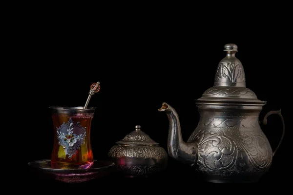 Чашка Чая Украшены Чайник Металлический Сахарная Чаша Изолированы Черном Фоне — стоковое фото
