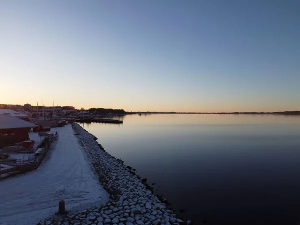 Solnedgång Över Holbaek Fjords Strandutsikt Vintern Med Snöig Strand — Stockfoto