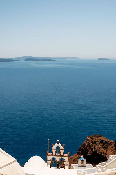 Plano Vertical Campanario Blanco Típico Orilla Santorini Grecia —  Fotos de Stock
