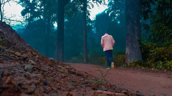 森の中を歩いている若い男が — ストック写真