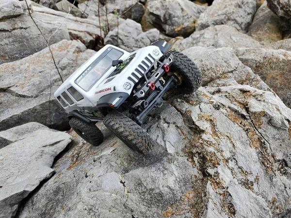 Ένα Παιχνίδι Αυτοκίνητο Jeep Wrangler Πέτρες Δίπλα Στη Λίμνη Θέα — Φωτογραφία Αρχείου
