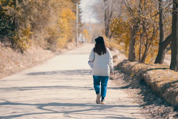 Μια Μοναχική Γυναίκα Περπατά Στο Πάρκο Φθινόπωρο — Φωτογραφία Αρχείου