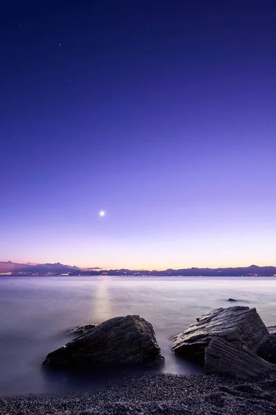 Вертикальный Снимок Завораживающего Вида Озеро Отражением Полнолуния — стоковое фото