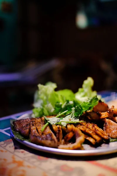 Egy Függőleges Közelkép Grillezett Thai Húsról Egy Étteremben — Stock Fotó