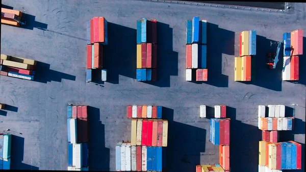 Een Drone Shot Van Kleurrijke Containers Een Haven — Stockfoto
