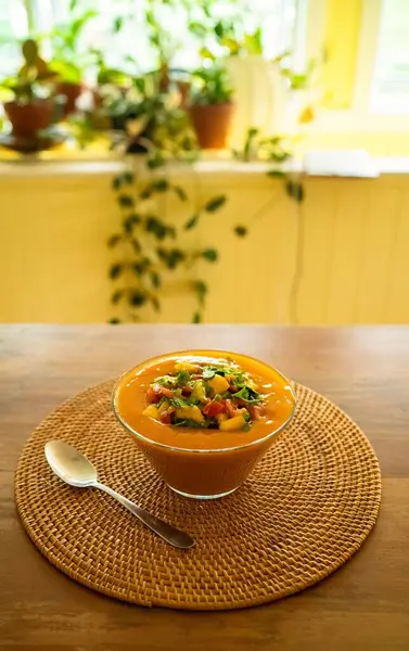 Tiro Vertical Uma Sopa Legumes Uma Mesa Madeira Uma Cozinha — Fotografia de Stock