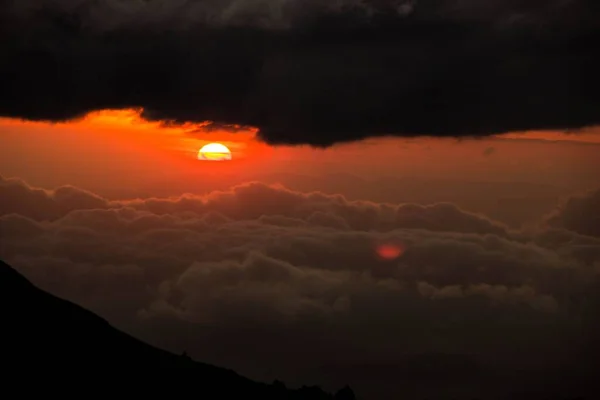 Uma Bela Vista Das Densas Nuvens Sol Durante Pôr Sol — Fotografia de Stock