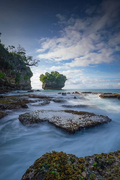 Захватывающий Дух Вид Каранг Бокор Саварну Индонезии Голубым Облачным Небом — стоковое фото
