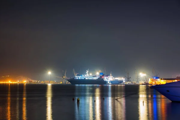 Yansımalı Port Gece Fotoğrafçılığı — Stok fotoğraf