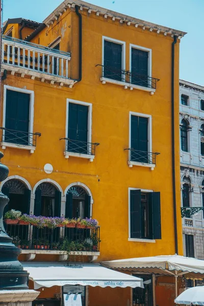 Vertical Shot Facade Beautiful Old Yellow Building Venice Italy Sunny — Stock Photo, Image