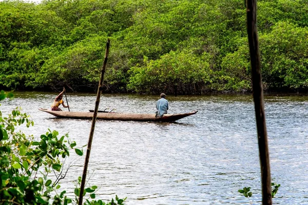 バイーア州アラトゥイプ市のジャガーリップ川を航行するカヌーの中の2人の漁師 — ストック写真