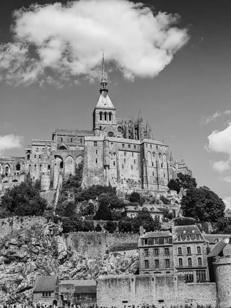 Svart Och Vit Vertikal Bild Mont Saint Michel Underifrån Med — Stockfoto