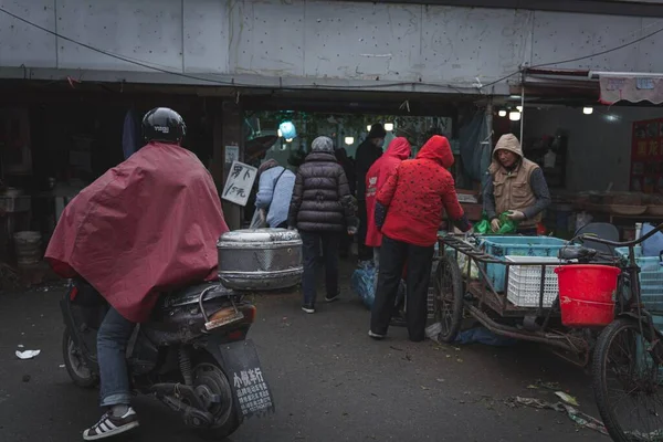 Местная Уличная Жизнь Районе Хуанпу Шанхае Китай Люди Продают Покупают — стоковое фото