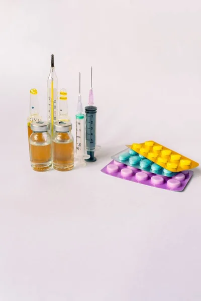 Çeşitli Tıbbi Ekipmanlar Termometre Ampuller Boru Uyuşturucu Tabletler Kapsüller Sprey — Stok fotoğraf