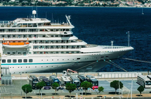 Kryssningsfartyget Artania Hamnen Vigo Med Turistbussar Stranden Galicien Spanien — Stockfoto