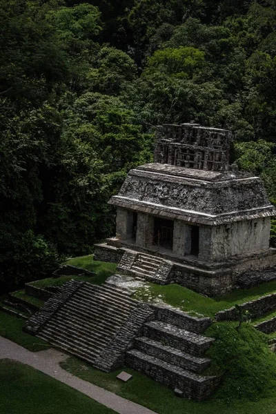 Una Vista Aérea Del Templo Palenque Una Densa Vegetación — Foto de Stock