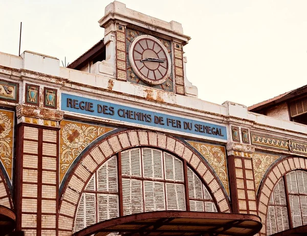 セネガルのダカール駅の低角度ビュー — ストック写真