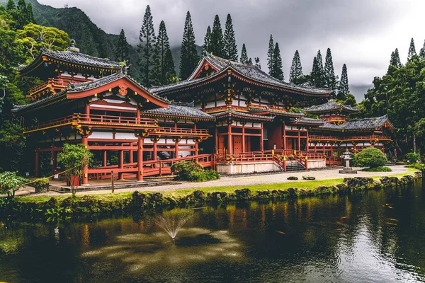 夏威夷瓦胡岛的Byodo In日本寺庙前面有一个池塘 — 图库照片