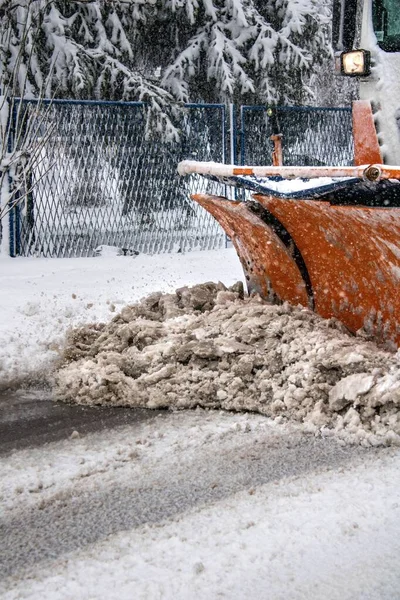 Vertikální Záběr Oranžového Kamionu Který Čistí Sníh Ulice — Stock fotografie