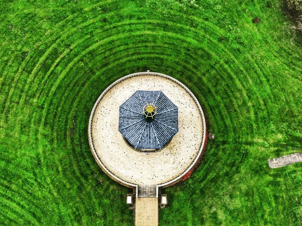 緑の芝生の公園の真ん中にあるパビリオンの空中撮影 — ストック写真