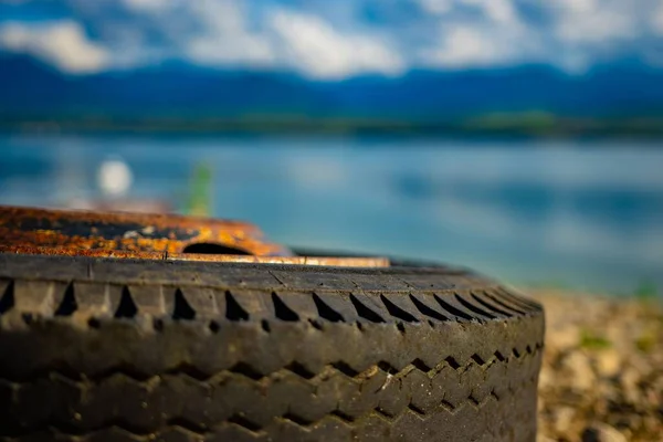 在阳光灿烂的一天 在海滩上发现的一个旧轮胎的特写镜头 — 图库照片