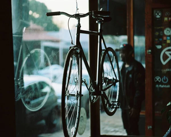 靠窗的一辆现代自行车的特写镜头 — 图库照片