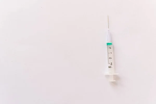 Spruta Ett Vitt Bord Förberett För Injektion Sjukhus — Stockfoto