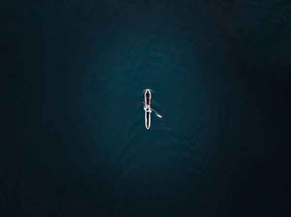 Uma Vista Aérea Barco Remando Pelo Oceano — Fotografia de Stock