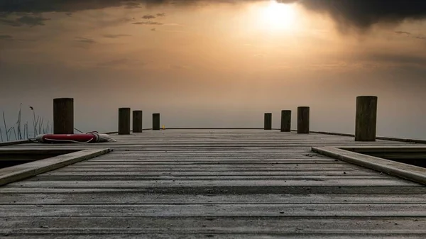 Låg Vinkel Närbild Trä Strandpromenad Solnedgången Med Molnig Himmel Bakgrunden — Stockfoto