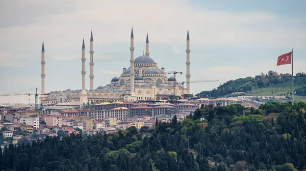 Grande Mesquita Suleymaniye Istambul Bandeira Lisonjeira Turquia Pólo Contra Céu — Fotografia de Stock